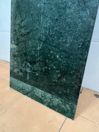 Pieza grande de mármol verde natural