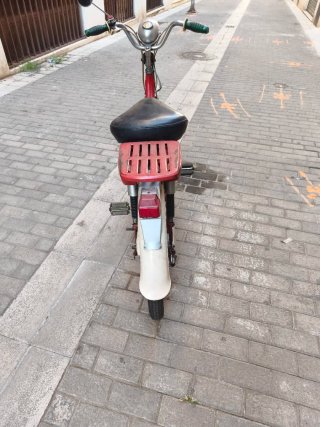 Honda PC50 Moped Roja y Blanca