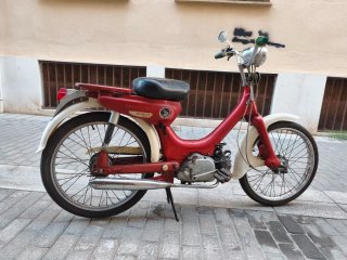 Honda PC50 Moped Roja y Blanca
