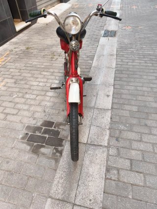 Honda PC50 Moped Roja y Blanca