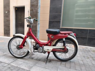 Honda PC50 Moped Roja y Blanca