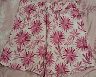 Pantalones cortos florales rosas y blancos