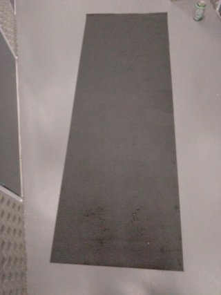 Alfombra de goma negra y gris