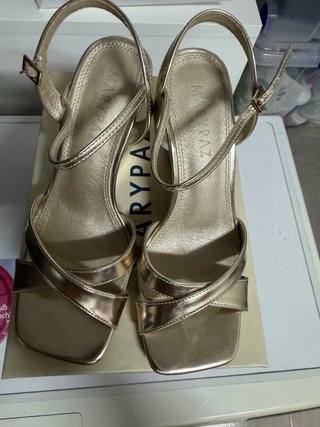 Sandalias Mary Paz doradas