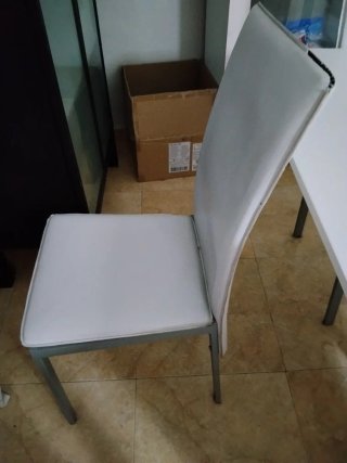 Mesa de comedor con 4 sillas