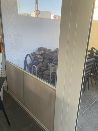 Toldo con ventanas beige y gris
