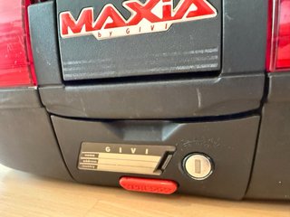 Baúl top case Givi Maxia