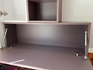 Estantería colgante morada y blanca