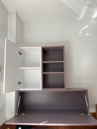 Estantería colgante morada y blanca