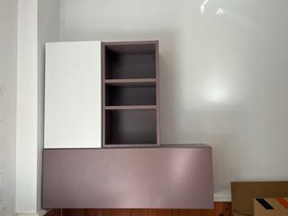 Estantería colgante morada y blanca