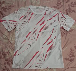 Camiseta blanca y rosa con estampado