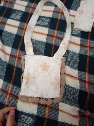 Ropa para muñeca con estampado floral