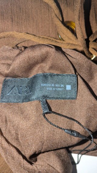 Vestido Zara Marrón Chocolate con cuello joya.