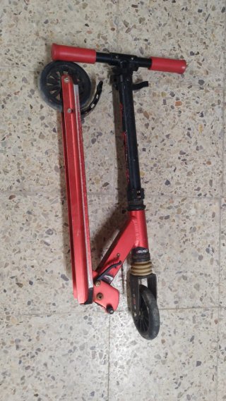 Patinete plegable rojo y negro