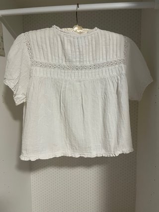 Camisa blanca con encaje y botones