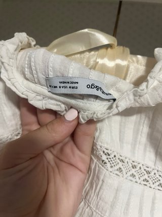 Camisa blanca con encaje y botones