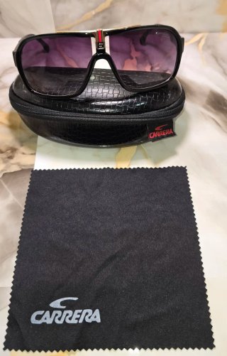 Gafas de sol Carrera negras y doradas