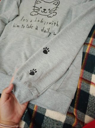 Sudadera gris con estampado de gato