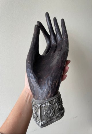 Mão de madeira decorativa mudra jnana
