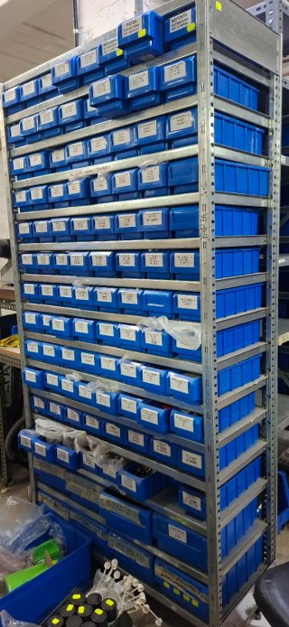 Estanterías metálicas con cajones azules