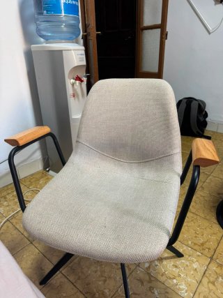 Silla giratoria de tela y madera