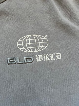 Es una sudadera Bershka, azul grisáceo lavado