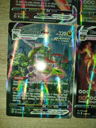 Cartas Gigantes Pokémon VMAX Mew, Rayquaza, Chariz