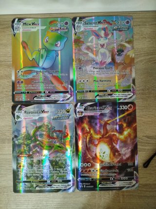 Cartas Gigantes Pokémon VMAX Mew, Rayquaza, Chariz