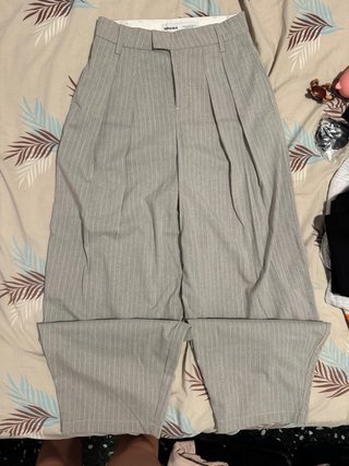 Pantalones Bershka grises raya diplomática talla 3