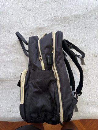 Mochila marca SUNSHINE Negra y detalles Marrón