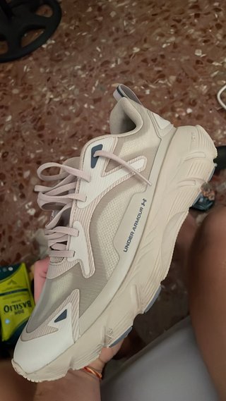 Zapatillas Under Armour Beige.