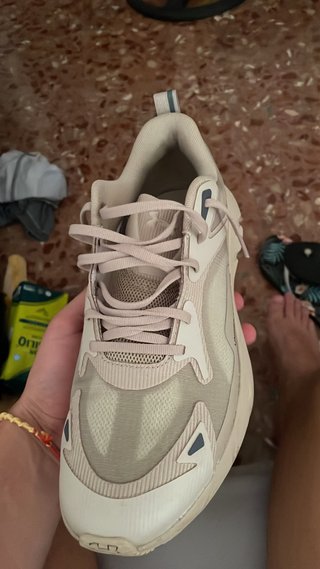 Zapatillas Under Armour Beige.