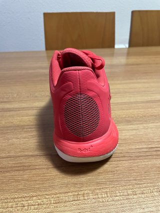Zapatillas de pádel Wilson rojas talla 48.