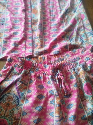 Conjunto estampado rosa y multicolor