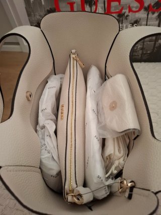 Bolso Guess blanco con neceser y llavero