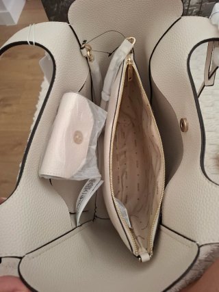 Bolso Guess blanco con neceser y llavero