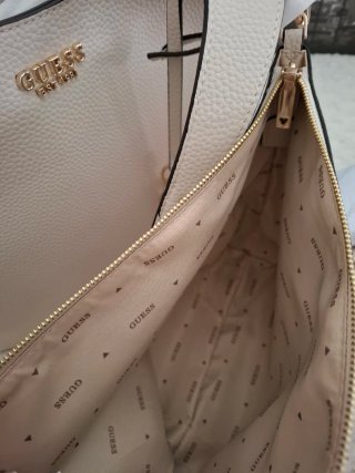 Bolso Guess blanco con neceser y llavero