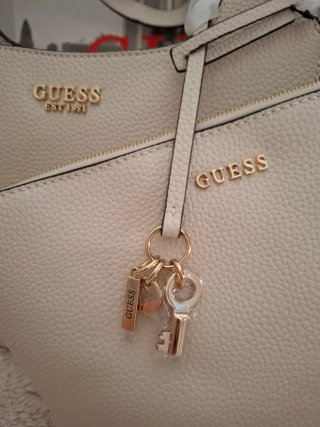 Bolso Guess blanco con neceser y llavero