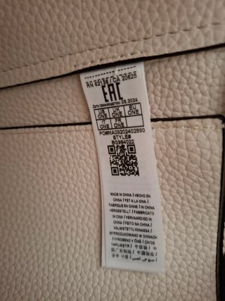 Bolso Guess blanco con neceser y llavero