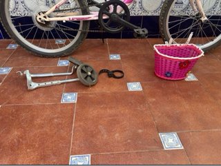 Bicicleta infantil rosa y blanca