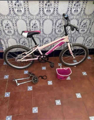 Bicicleta infantil rosa y blanca