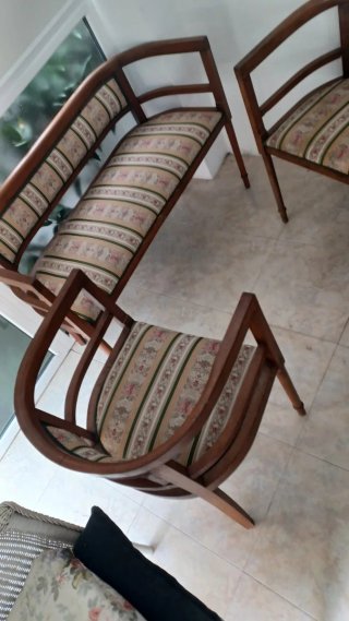 Sofá y 2 butacas de madera y tela