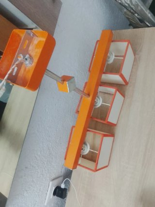Lámpara de techo naranja y blanca