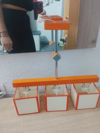 Lámpara de techo naranja y blanca