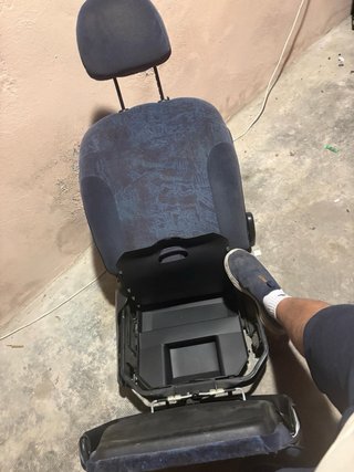 Asiento de coche tiene cajone secreto Peugeot 206