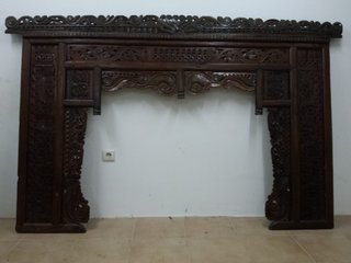 Cabecero antiguo de madera tallada