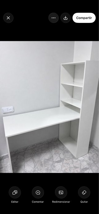 Escritorio blanco con estantería