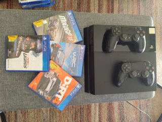 Consola PS4 + 4 Juegos