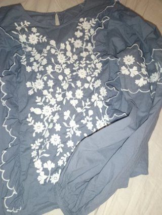 Blusa azul con bordado floral blanco