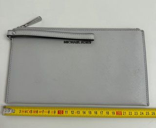 Michael Kors Clutch Gris Claro con Asa